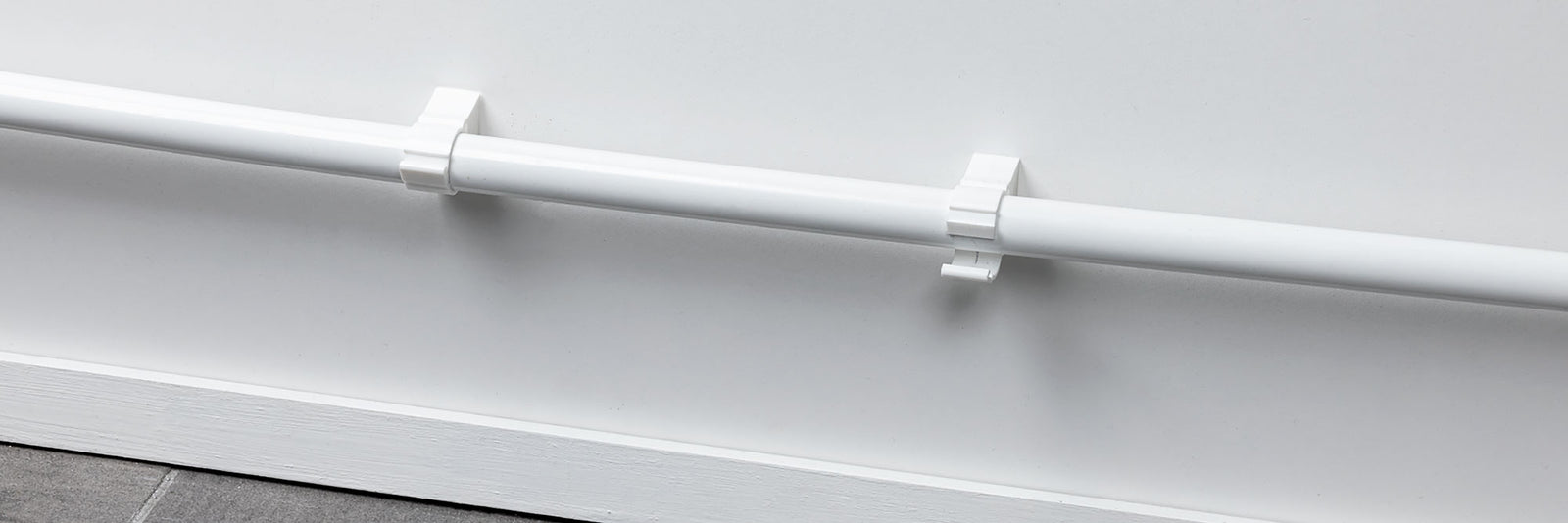 Abrazadera Plástica Doble con Taco para fijación de tuberías de 20 mm